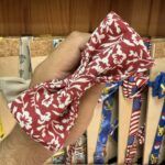 1. Lazo de tela con diseño floral en tonos rojos y blancos, ideal para accesorios de moda y complementos.