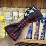 Lazo de tela con estampado en colores oscuros, ideal para accesorios y moda infantil.
