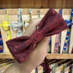 Pañuelo de tela con estampado de personajes de anime, accesorio de moda y cosplay, en tienda de artículos de characters.