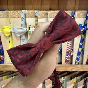 Pañuelo de tela con estampado de personajes de anime, accesorio de moda y cosplay, en tienda de artículos de characters.
