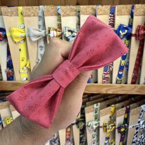 1. Laço de poliéster rosa con impresión de personajes de dibujos animados.