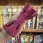 1. Tocado de tela con lazo maroon, moda infantil y accesorios divertidos.