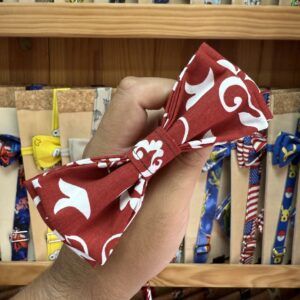 Colorido lazo para peinados con estampado floral en tonos rojos y blancos.