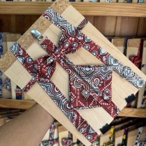 Bandana y correa de tela con estampado paisley en tonos rojos y blancos.