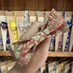 1. Lazos de tela con estampados variados y diseños únicos para accesorios de moda y decoración.