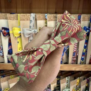 1. Lazos de tela con estampados variados y diseños únicos para accesorios de moda y decoración.