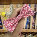 1. Lazo de tela con estampado de puntos blancos en fondo rojo.