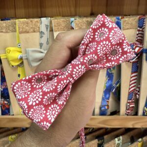 1. Lazo de tela con estampado de puntos blancos en fondo rojo.