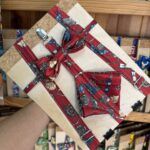 1. Correa y pañuelo de seda con estampado vintage en tono rojo y detalles metálicos.