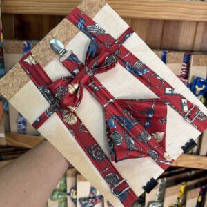 1. Correa y pañuelo de seda con estampado vintage en tono rojo y detalles metálicos.