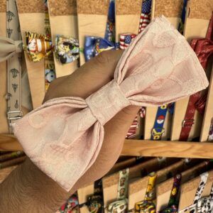 1. Coloreada diadema de lazo rosa con tejido de jacquard elegante y delicado.