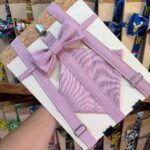 1. Diadema de tela rosa con lazo para niñas, accesorio de moda en tonos suaves.