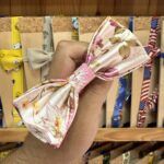 1. Diadema de satén con estampado floral en tonos rosados y beiges para niña.