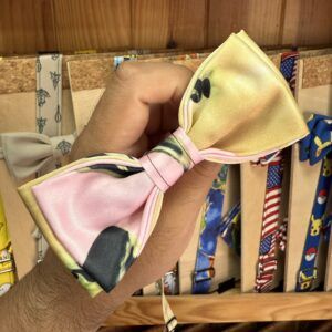Elegante lazo de tela con estampado floral en tonos rosa y beige, ideal para accesorios de moda y peinados.