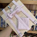 1. Tirantes de encaje rosa para niños con lazada y reguladores ajustables.