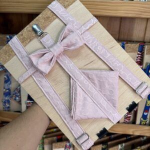 1. Tirantes de encaje rosa para niños con lazada y reguladores ajustables.