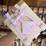 Correa para perros con lazo rosa y puntos blancos, diseño de nylon resistente y ajustable.