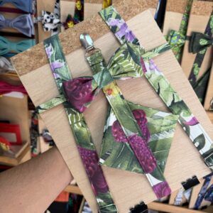 Banda para mascarillas con print de flores boradas en tonos verdes y violetas.
