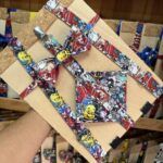 Venda de accesorios para perros con estampados de personajes de dibujos animados.