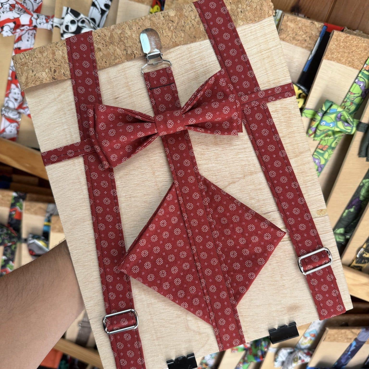 Cinta de satén con lazo estilo regalo en madera para manualidades y decoración navideña.