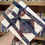 Corbata con diseño de hojas y colores otoñales, ideal para accesorios elegantes y casuales.