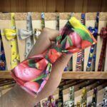 Diadema de tela con estampado floral y colores vibrantes, ideal para complementar outfits casuales.
