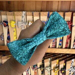 Corbata de tela con estampado azul para mascotas, accesorios de moda y artículos para animales.