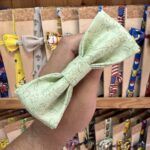Chouchou de tela con estampado floral en color verde.