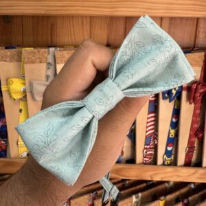 1. Pañuelo de seda con diseño floral en tono azul ligero para accesorios elegantes.