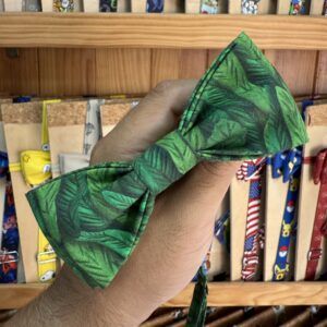 Tira para cabello con estampado de hojas en tonos verdes, ideal para accesorios de moda.