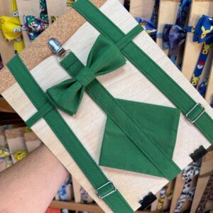 Corbata y fajín verde con lazo para niños, accesorios divertidos y originales para ocasiones especiales.