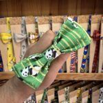 Braga de perro con estampado de panda en color verde, diseño divertido y original para mascotas.