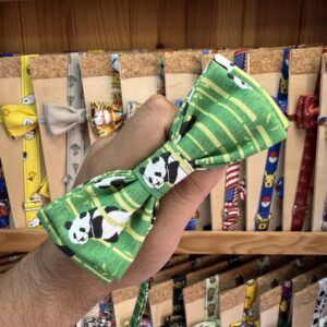 Braga de perro con estampado de panda en color verde, diseño divertido y original para mascotas.