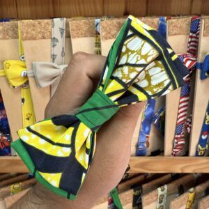 Cinta de bandana con diseño de mariposa en colores amarillo, negro y verde.
