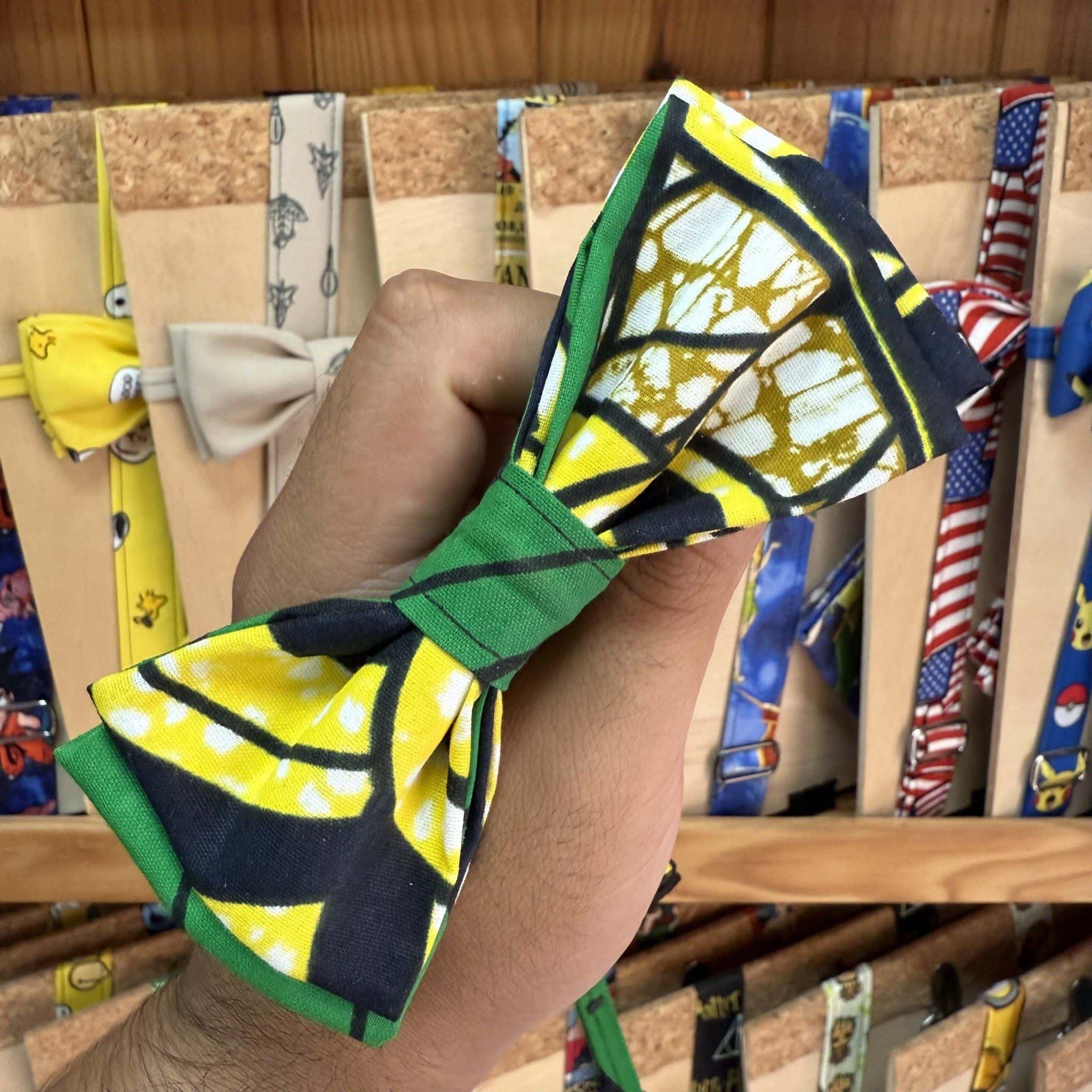 Cinta de bandana con diseño de mariposa en colores amarillo, negro y verde.