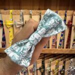 1. Antifaz de tela con lazo decorativo para disfraces y accesorios de moda.