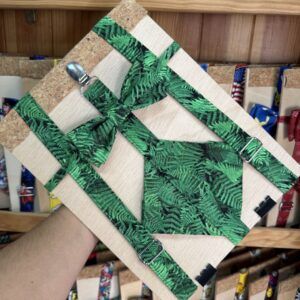 Cinturón con diseño de hojas verdes y hebillas metálicas, ideal para accesorios de moda y complementos tropicales.