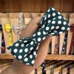 1. lazo de tela negro con lunares blancos para peinados y accesorios.