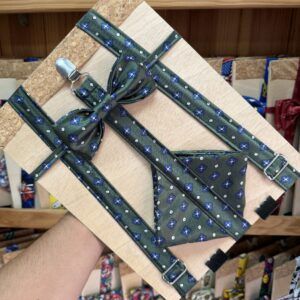 1. Corbatín de seda con lazo de flores azules y fondo negro para mujer.