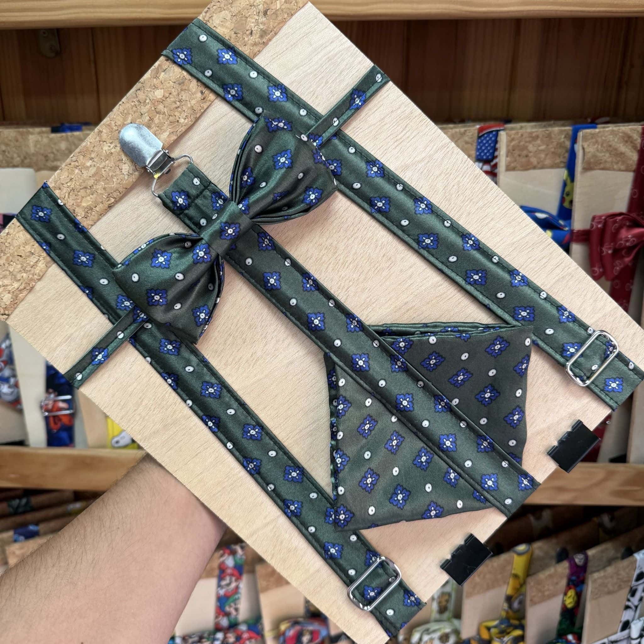 1. Corbatín de seda con lazo de flores azules y fondo negro para mujer.
