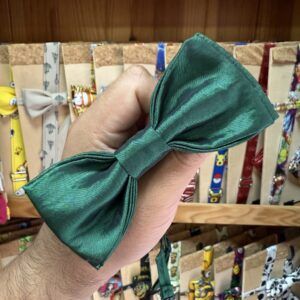 1. Lazo de tela verde con detalles brillantes para prendas y accesorios de moda.