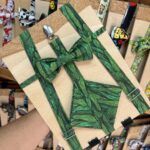 1. Correa de muñeca antideslizante con estampado de hojas verdes y hebilla metálica.