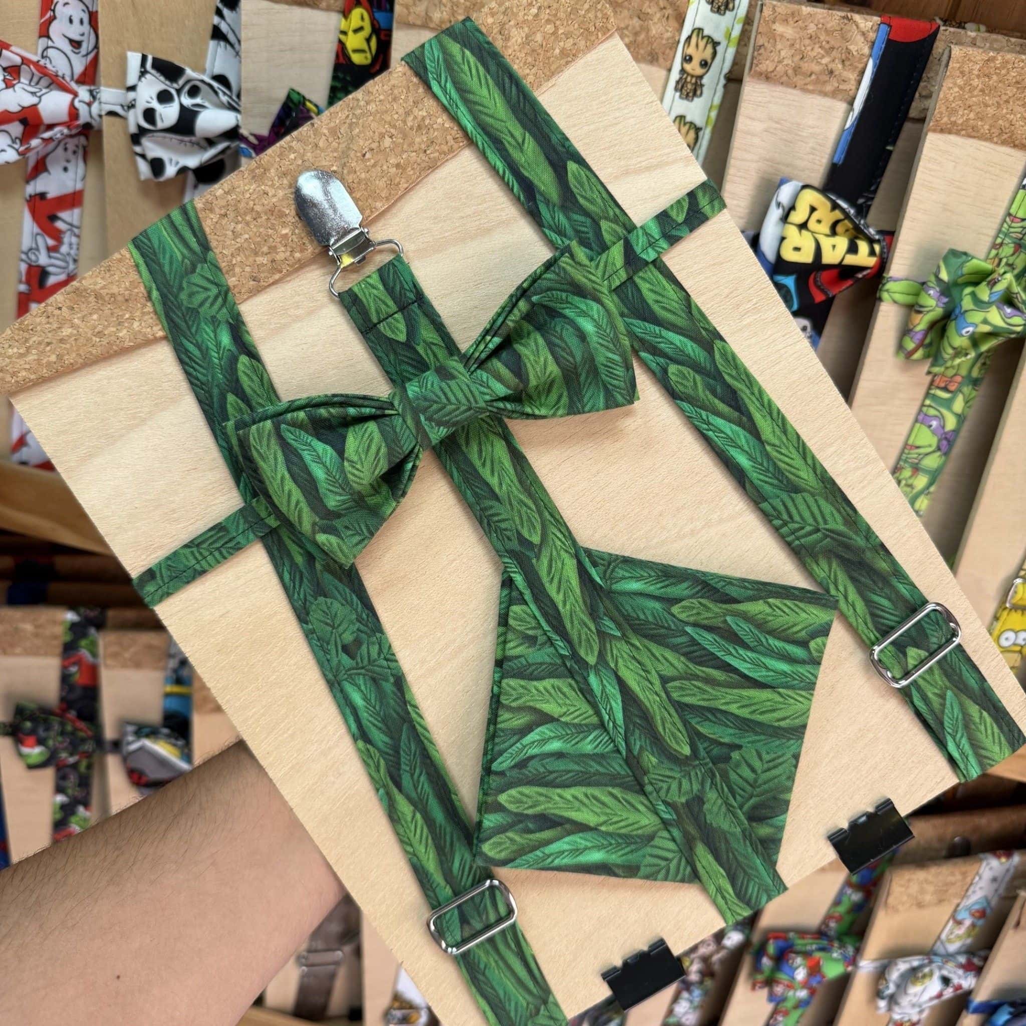 1. Correa de muñeca antideslizante con estampado de hojas verdes y hebilla metálica.