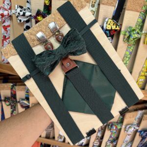 Cinturón con pajarita y accesorios de broccoli y madera, ideal para regalos originales y detalles personalizados.