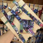 Colorido lazito y correa de tela con estampados de arte y personajes míticos.