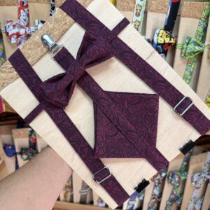 Corbata de diadema con lazo en estampado floral en tono burdeos y negro.