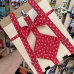 1. Fajín infantil de tela roja con anclas blancas y lazo a juego, ideal para eventos marítimos.