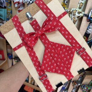 1. Fajín infantil de tela roja con anclas blancas y lazo a juego, ideal para eventos marítimos.