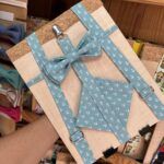 1. Correa de bolso con lazada en tela azul con anclas blancas.