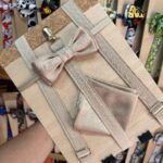 Lámina de madera con lazos de satén en tonos beige y dorado para regalos elegantes y sofisticados.